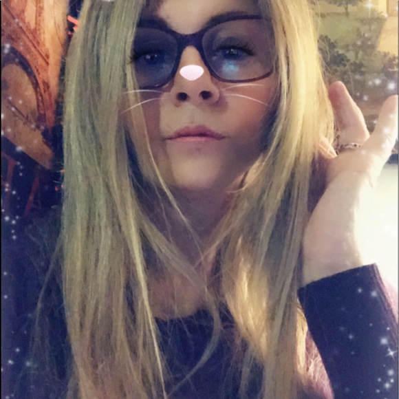 Meet your Posher, Elaina - Picture 2 of 2